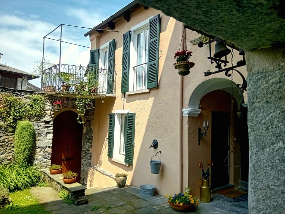 Property building, Spring, Day, Garden, Balcony/Terrace, Balcony/Terrace, Garden view