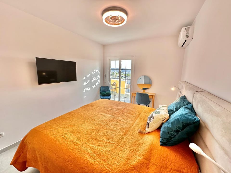 Communal lounge/ TV room, Bed, TV and multimedia, Photo of the whole room, Bedroom