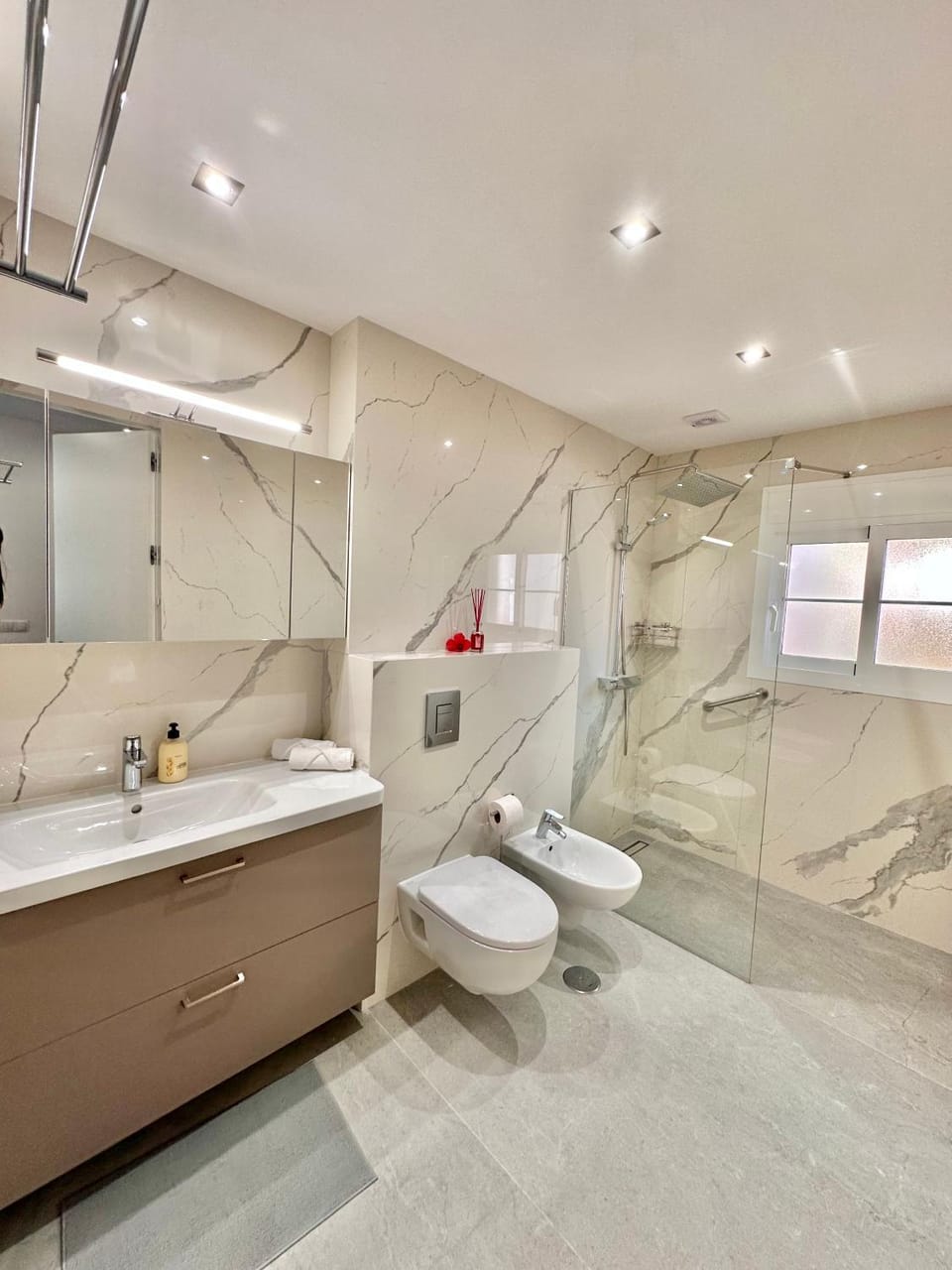Shower, Toilet, Bathroom, bidet, towels