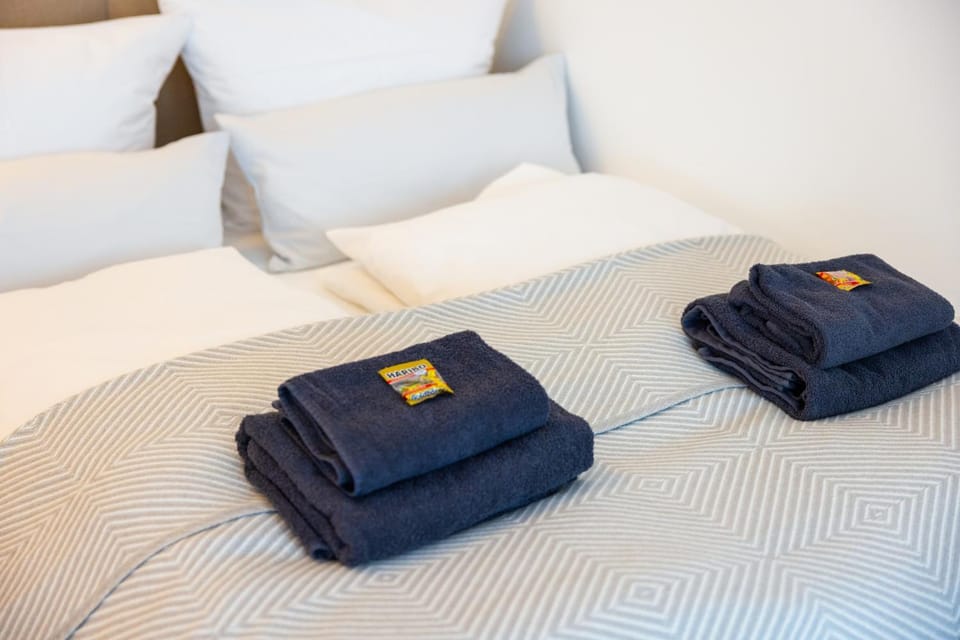 Bed, Bedroom, towels