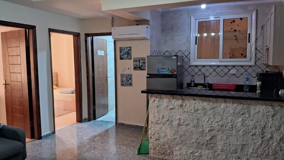 Kitchen or kitchenette, air conditioner