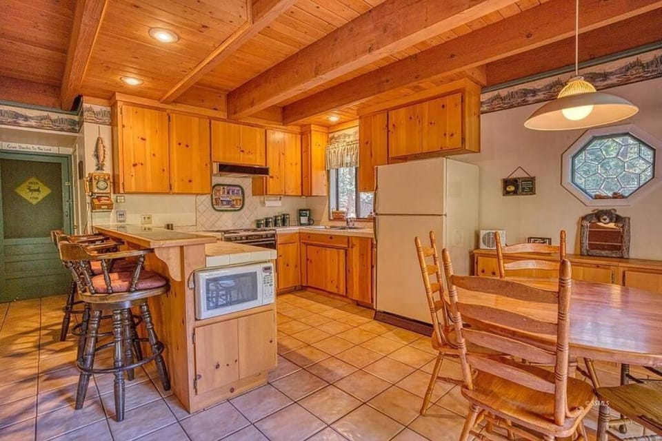 Kitchen or kitchenette, Dining area, oven, stove, toaster