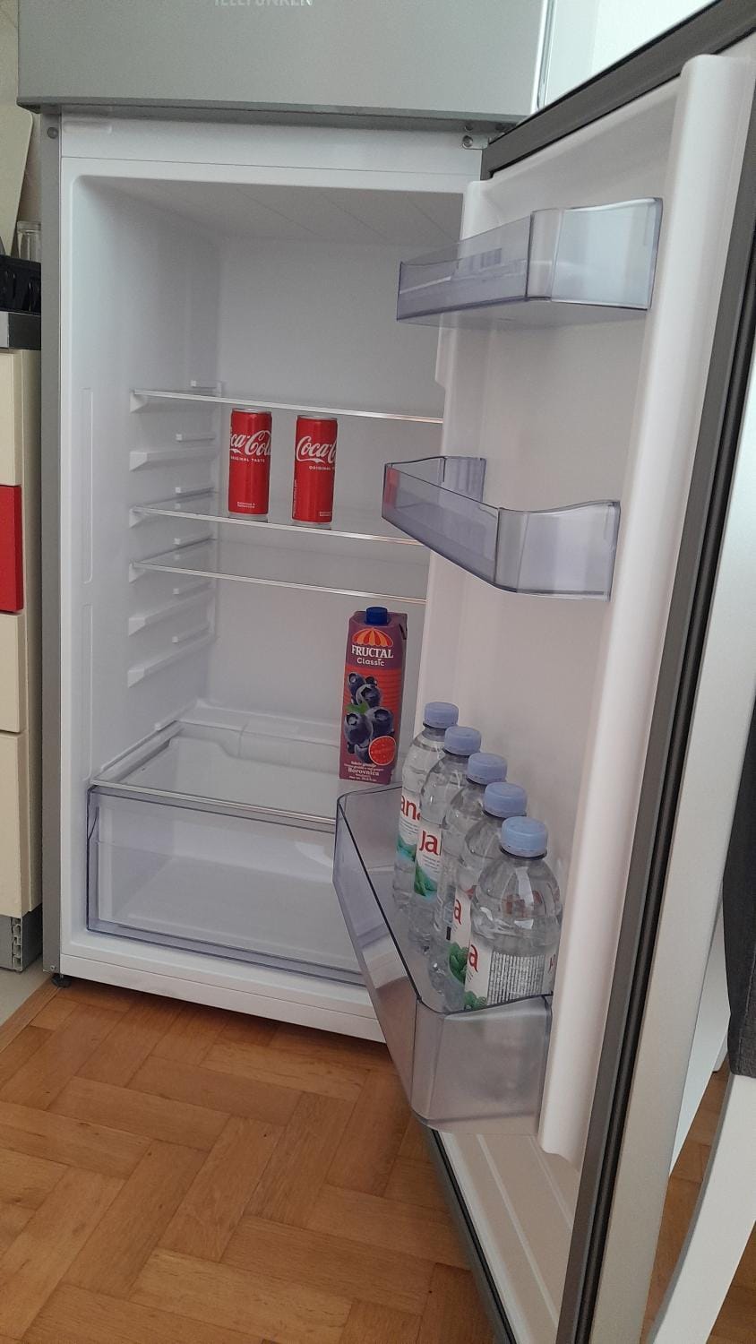 Kitchen or kitchenette, Food and drinks, oven