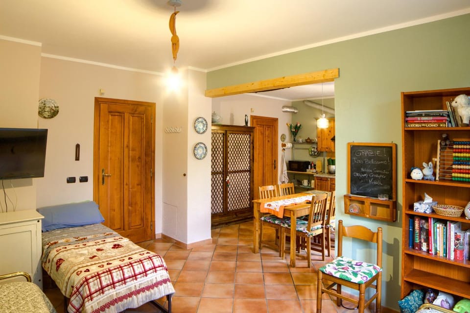 Bed, Library, TV and multimedia, Living room, Photo of the whole room