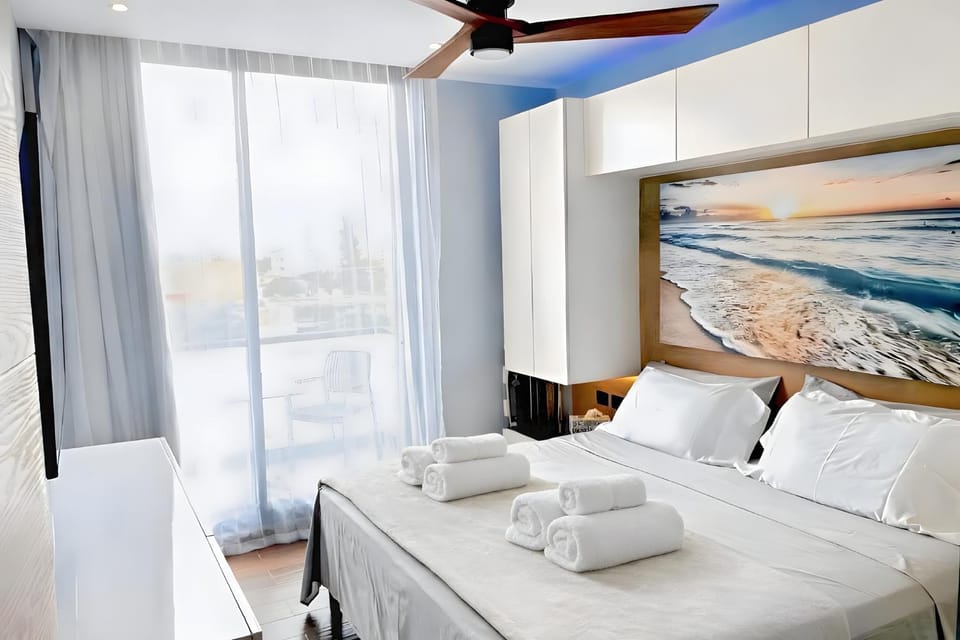 Photo of the whole room, Bedroom, towels