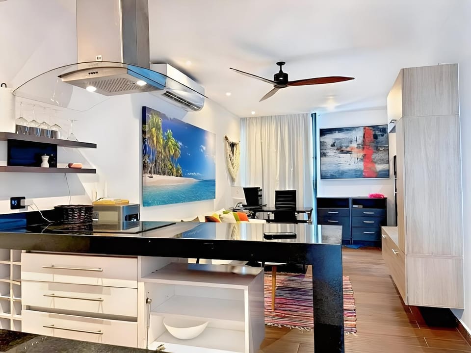 Kitchen or kitchenette, Dining area, minibar