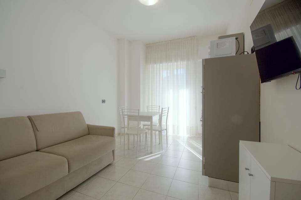 Communal lounge/ TV room, Kitchen or kitchenette, oven
