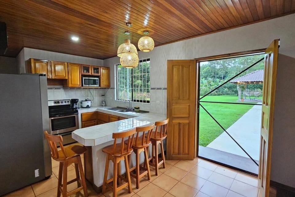 Kitchen or kitchenette, Dining area, oven