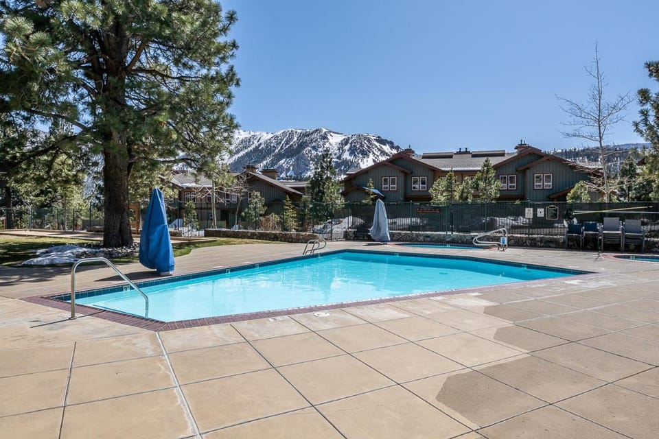 Juniper Springs Lodge #412 - Luxury Ski in Ski out! 2 Bedroom House in Mammoth Lakes