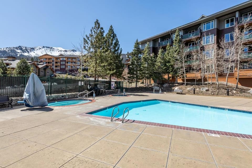 Juniper Springs Lodge #412 - Luxury Ski in Ski out! 2 Bedroom House in Mammoth Lakes