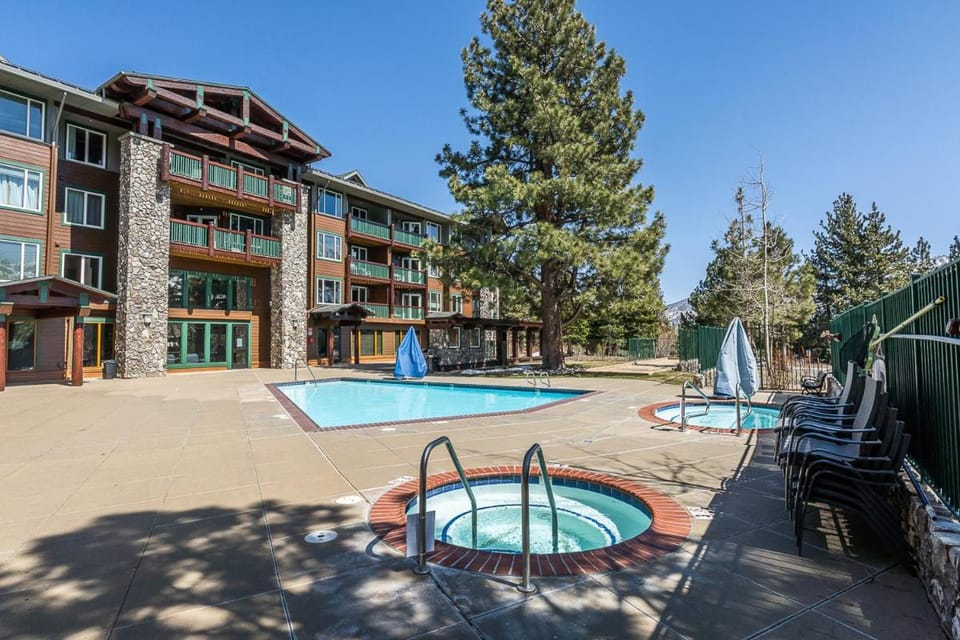 Juniper Springs Lodge #412 - Luxury Ski in Ski out! 2 Bedroom House in Mammoth Lakes
