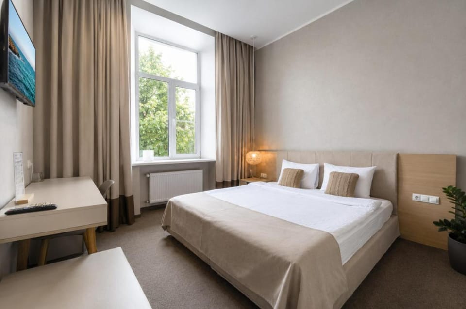 Bed, TV and multimedia, Photo of the whole room, Bedroom