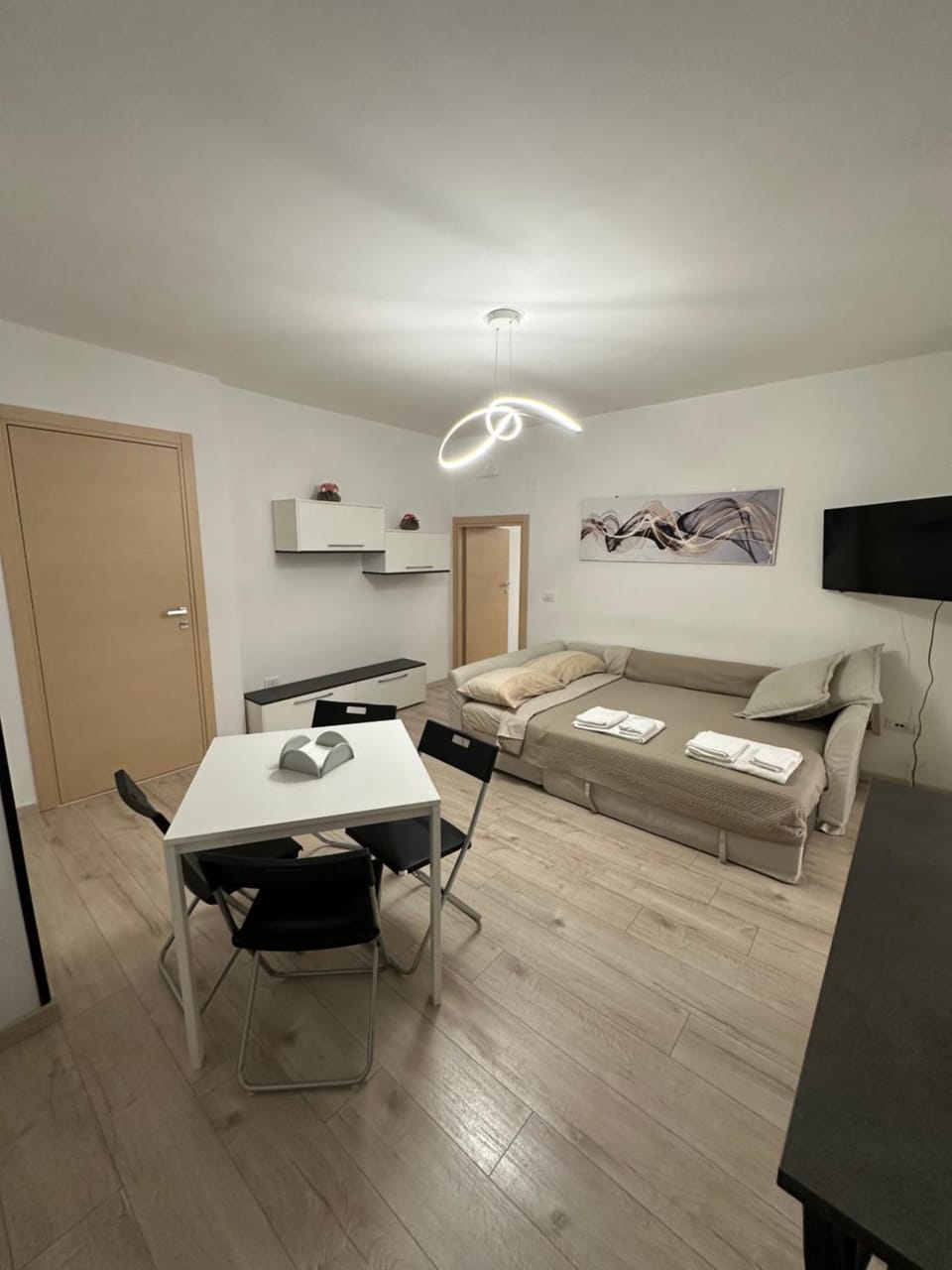 Bed, Photo of the whole room, Dining area