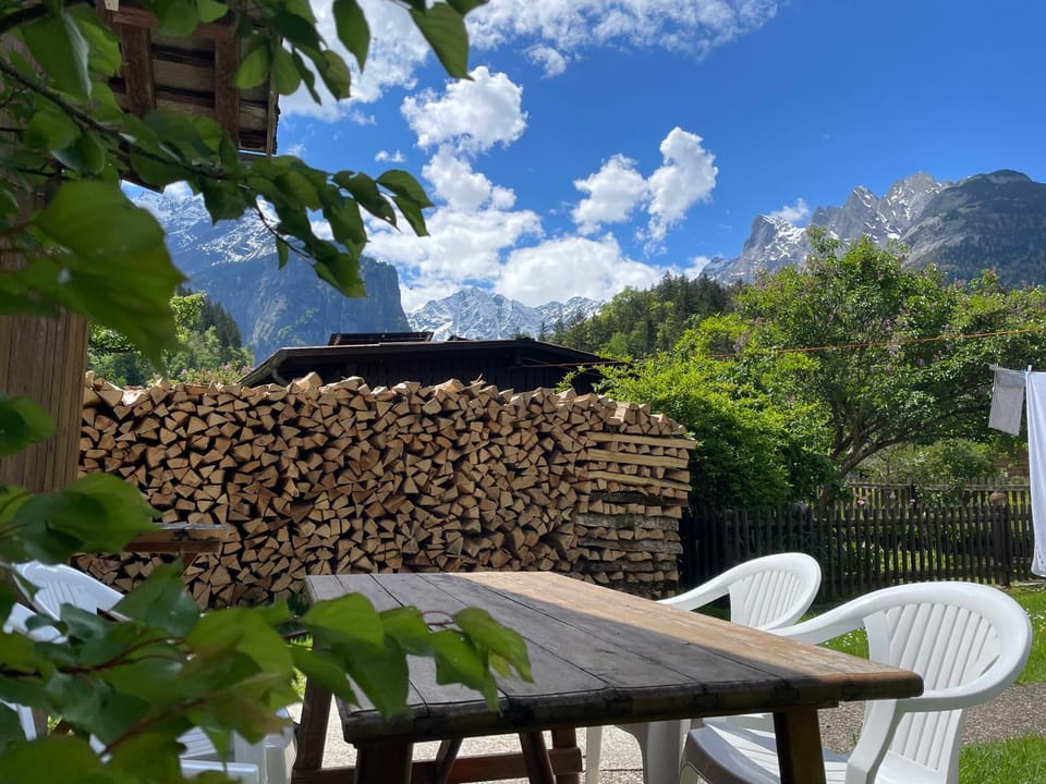 Spring, Day, Natural landscape, BBQ facilities, Balcony/Terrace, Seating area, Mountain view