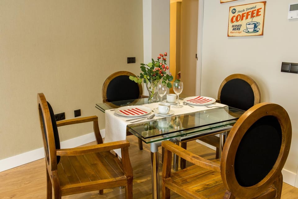 Photo of the whole room, Seating area