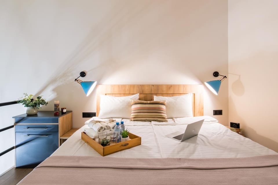 Bed, Bedroom, towels