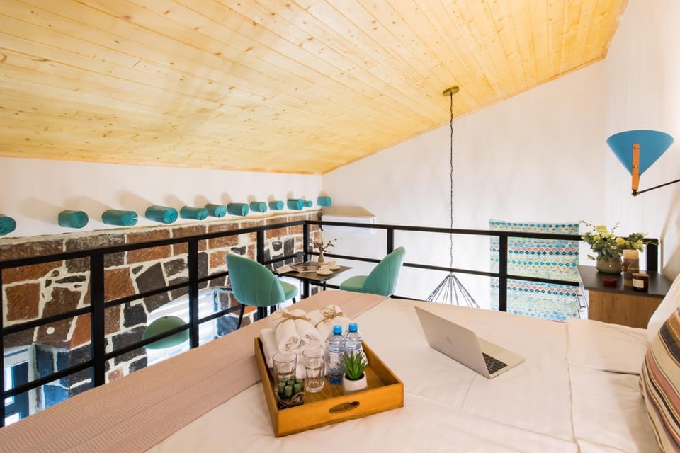 Bed, Seating area, Bedroom