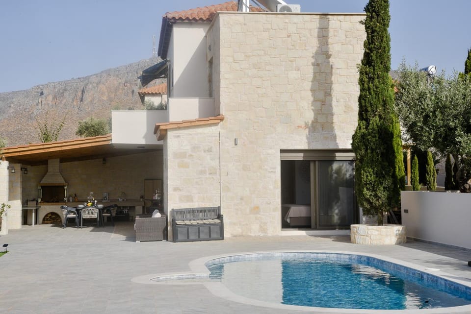 Property building, Day, Pool view, Swimming pool, sunbed