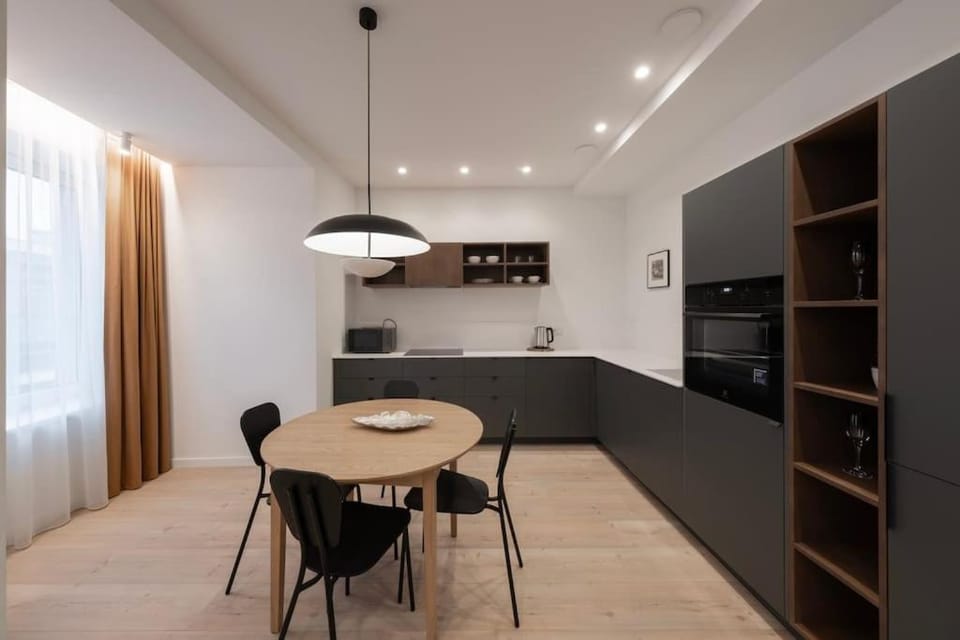 Kitchen or kitchenette, Dining area