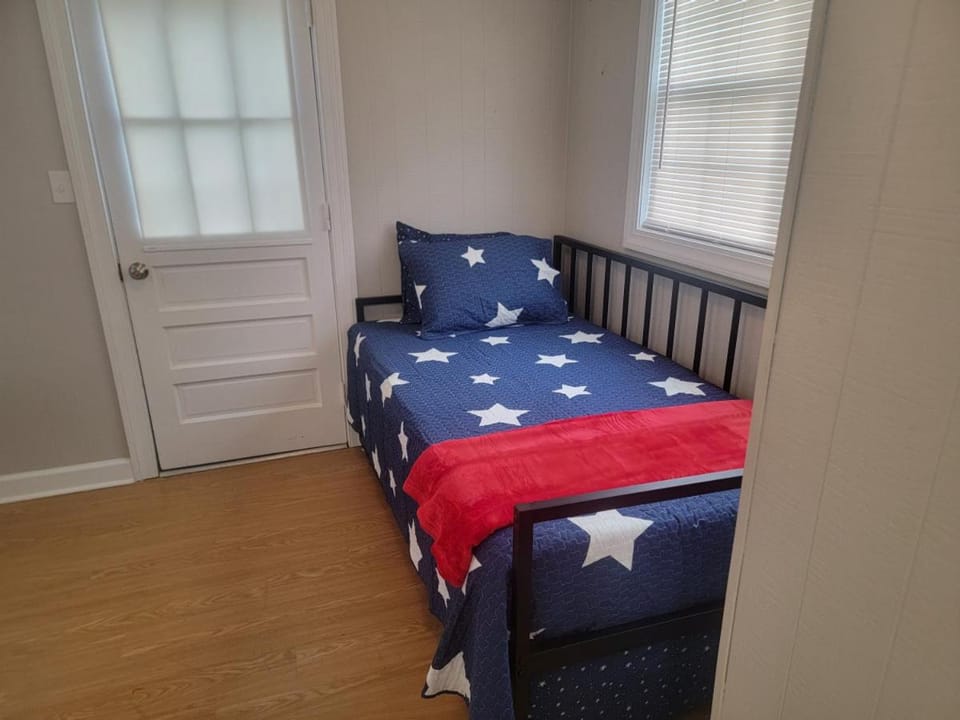 Waterfront, dock, Hot tub, kayaks, King Bedroom with amazing views, RELAXATION, 2 miles to the beach House in Emerald Isle