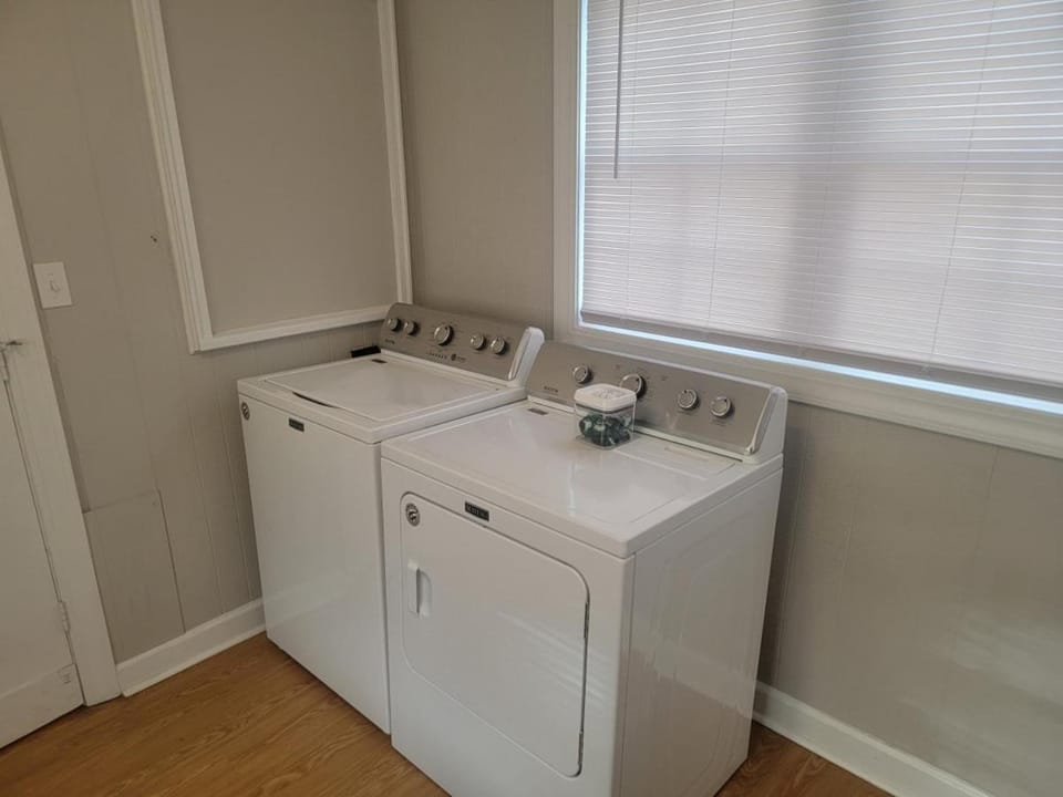 Waterfront, dock, Hot tub, kayaks, King Bedroom with amazing views, RELAXATION, 2 miles to the beach House in Emerald Isle