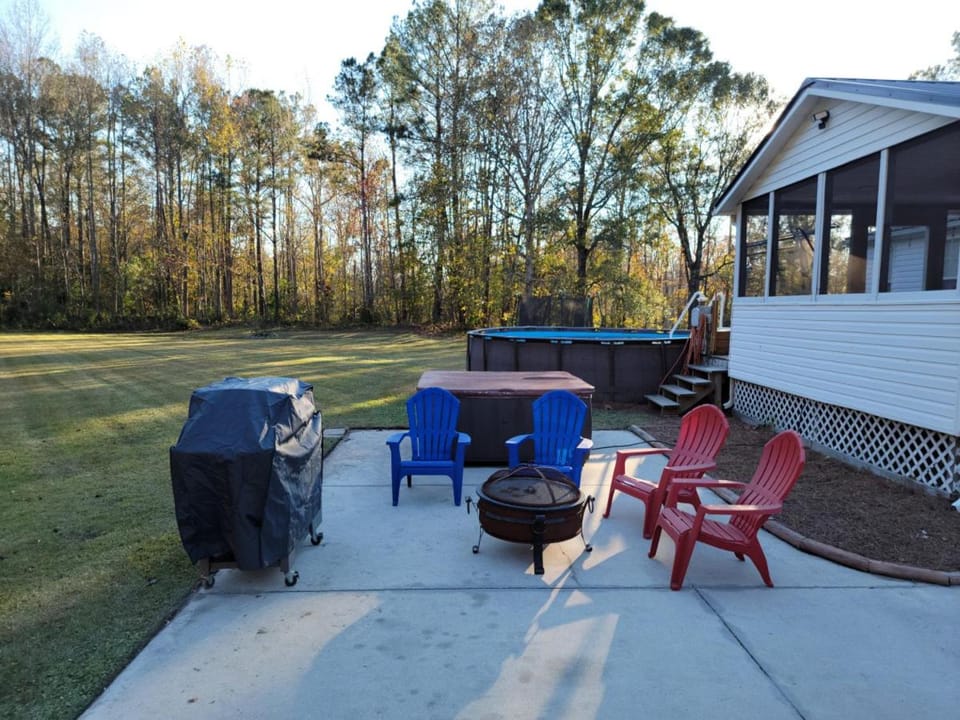 Jacksonville Ranch with private Hottub and Pool, stocked Pond, Bike and Hiking trails House in North Carolina