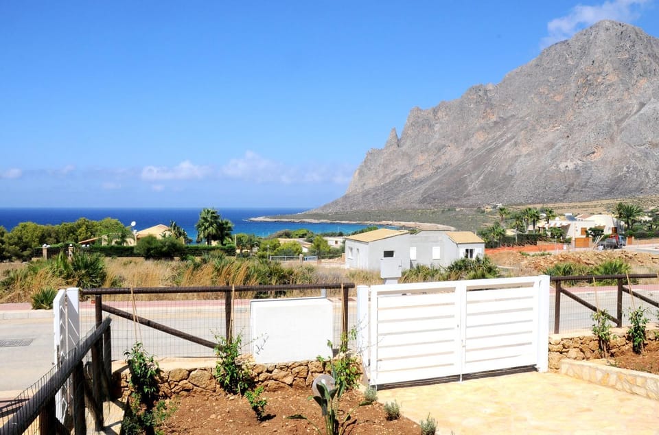 Mountain view, Sea view