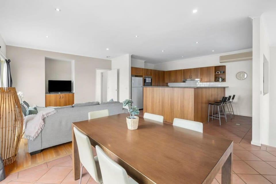 TV and multimedia, Kitchen or kitchenette, Living room, Dining area