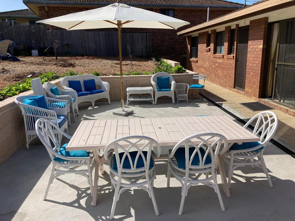 Property building, Patio, Balcony/Terrace, Seating area, Dining area