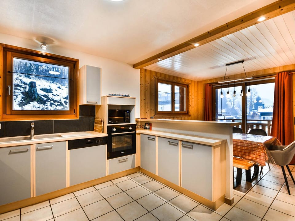 Chalet familial confortable 7 pers, 800m des pistes, terrasse, parking, WiFi, équipements modernes - FR-1-685-77 Chalet in Les Gets