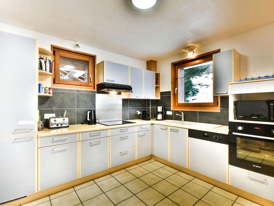 Chalet familial confortable 7 pers, 800m des pistes, terrasse, parking, WiFi, équipements modernes - FR-1-685-77 Chalet in Les Gets