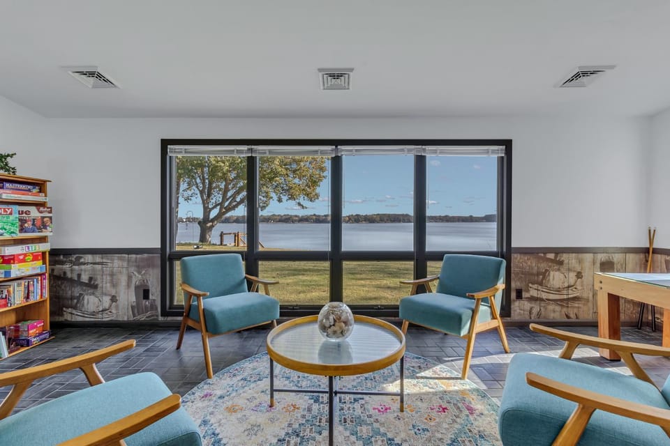 View (from property/room), Living room, Garden view, Lake view, River view, Sea view