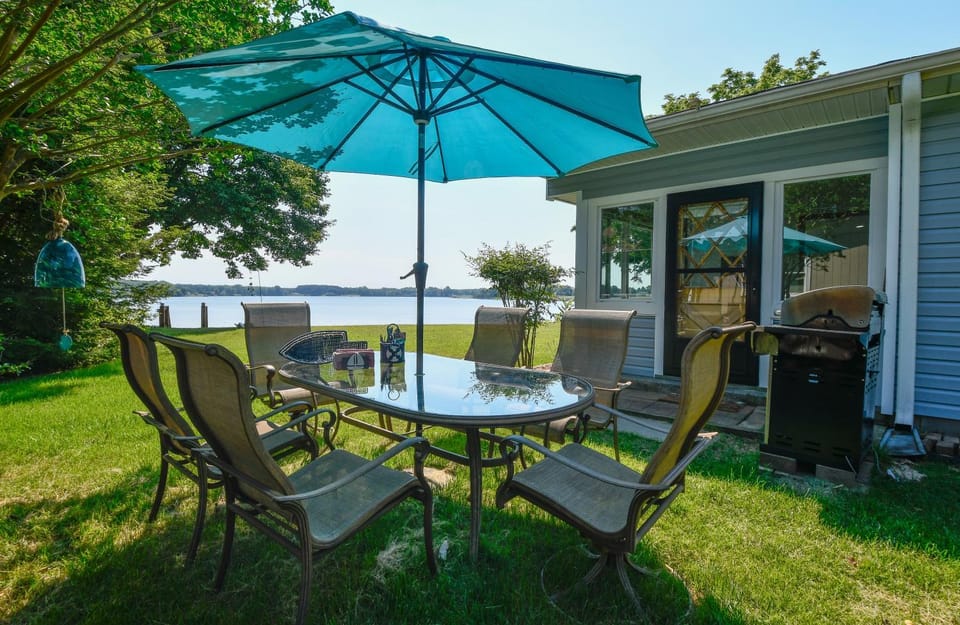 View (from property/room), Dining area, Lake view, River view