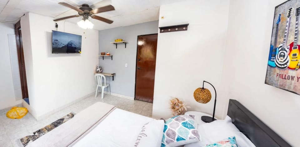 Bed, TV and multimedia, Bedroom