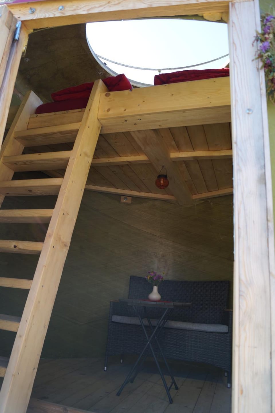 Bed, Photo of the whole room, Seating area