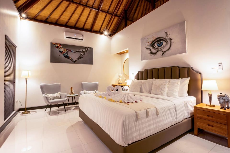 Bed, Photo of the whole room, Seating area, Bedroom, air conditioner