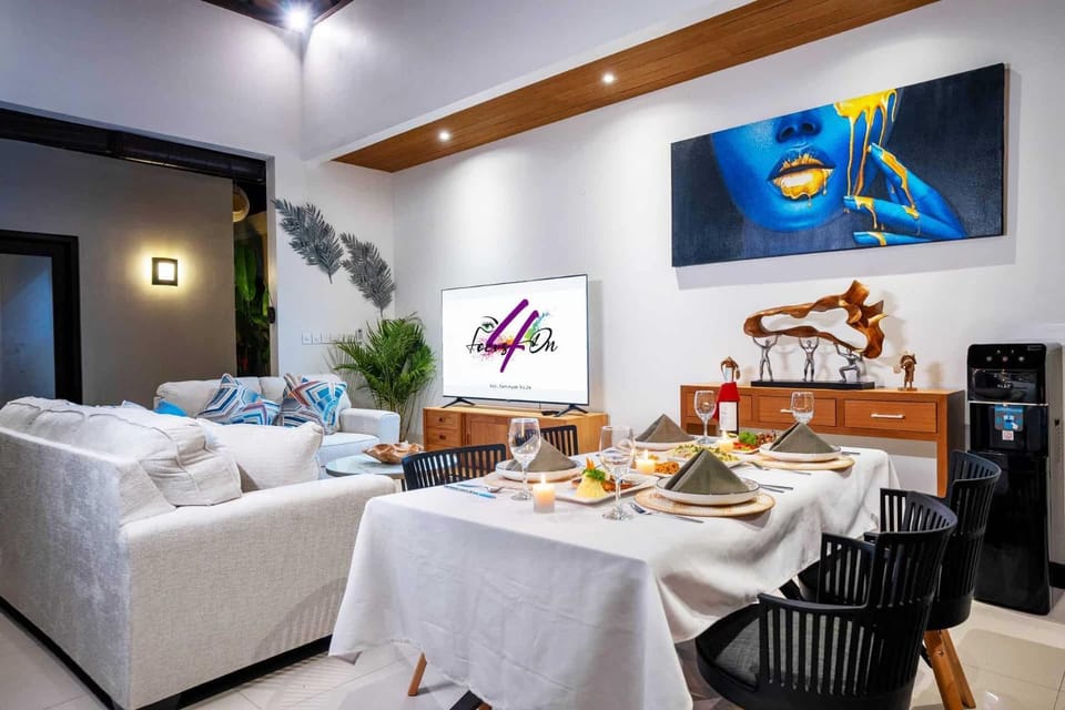 Bed, TV and multimedia, Living room, Food and drinks, Photo of the whole room, Seating area, Food