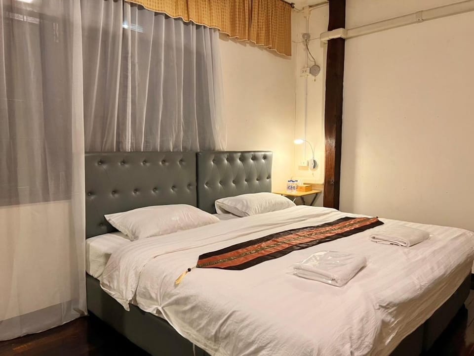 Bed, Photo of the whole room, towels