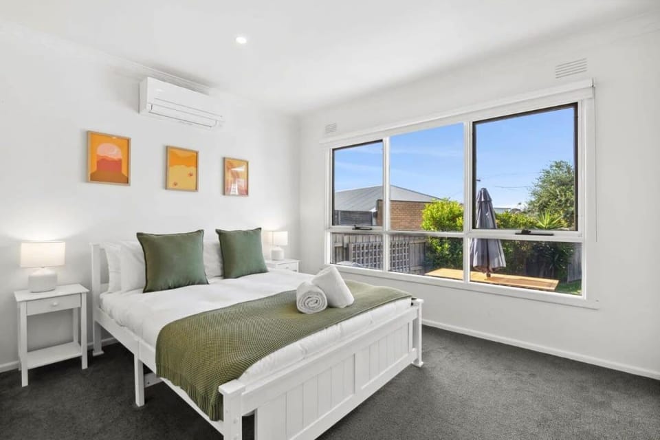 Bed, Bedroom, air conditioner