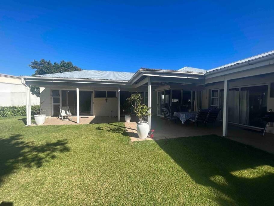 Property building, Patio, Day, Garden, Garden view