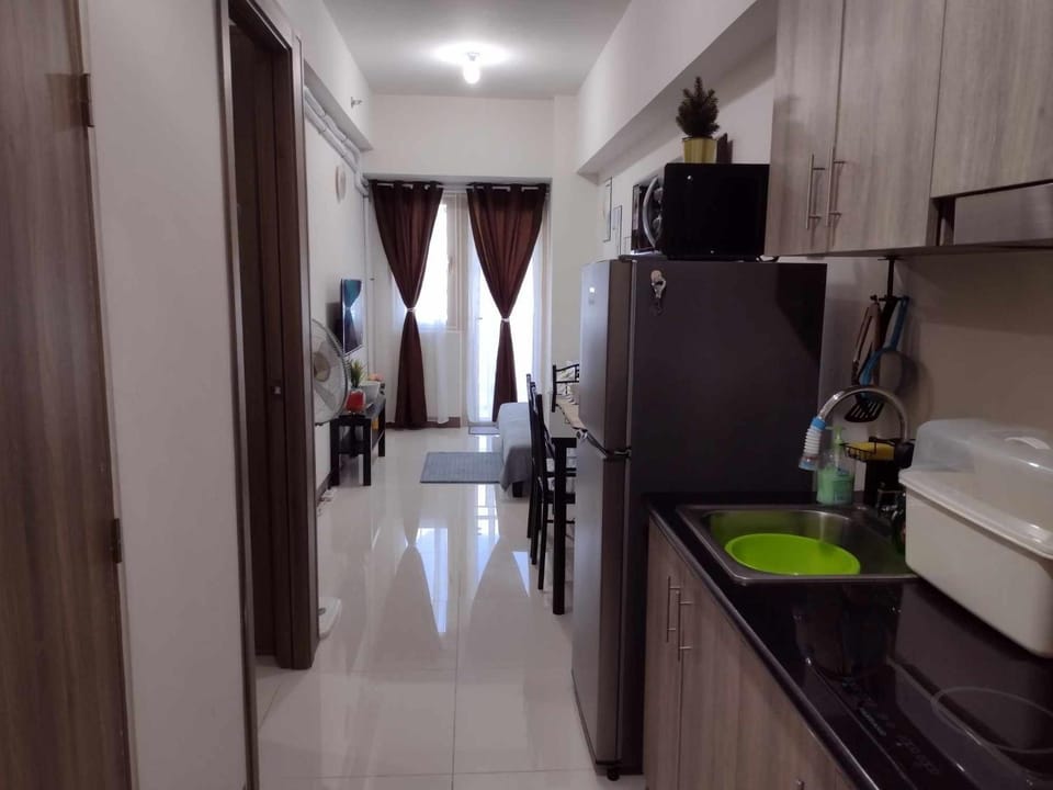 Kitchen or kitchenette, minibar, stove
