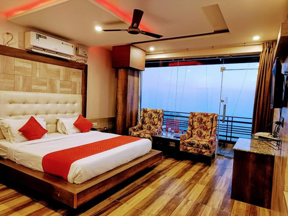 Bed, TV and multimedia, Coffee/tea facilities, View (from property/room), Balcony/Terrace, Balcony/Terrace, Living room, Photo of the whole room, Seating area, Bedroom, Garden view, Mountain view, River view, elevator, acessibility, air conditioner