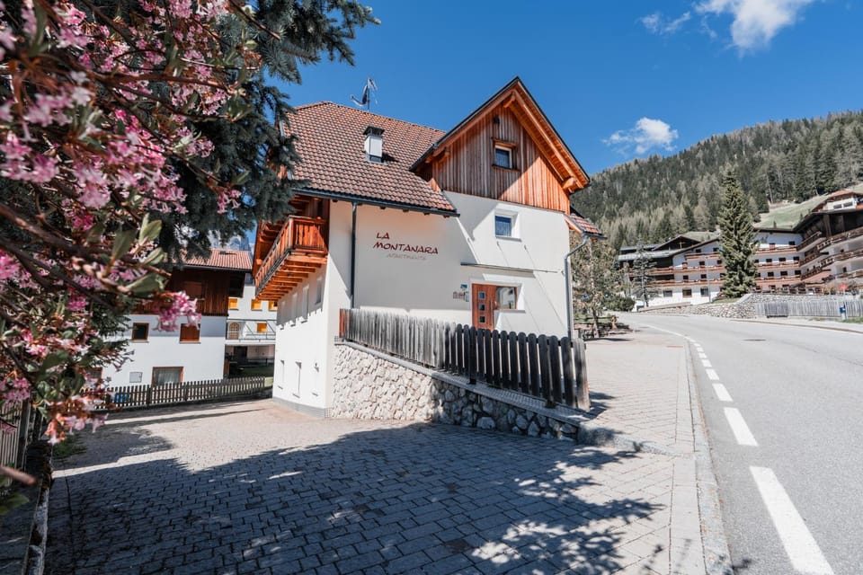 Property building, Neighbourhood, Summer, Location, Parking