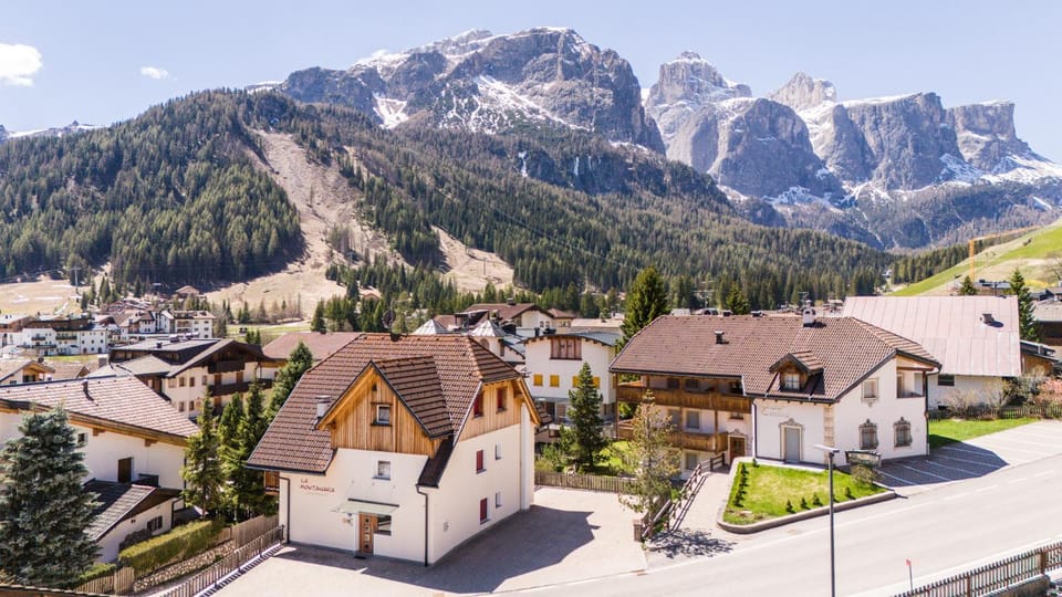 Property building, Nearby landmark, Natural landscape, Bird's eye view, Summer, Mountain view, Street view, Parking