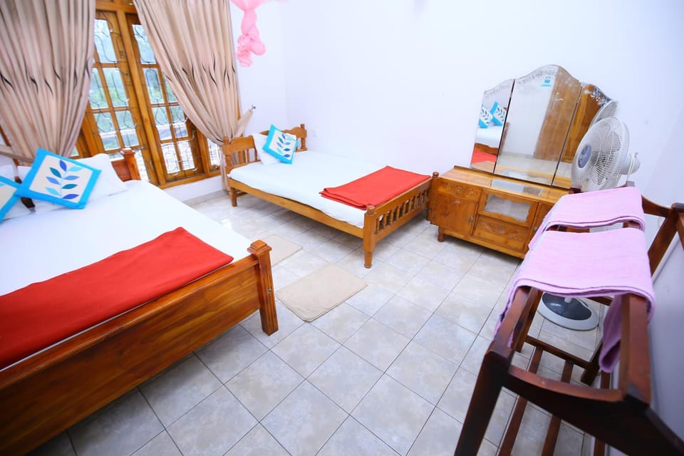 Bed, Living room, Photo of the whole room, Seating area, Bedroom, towels