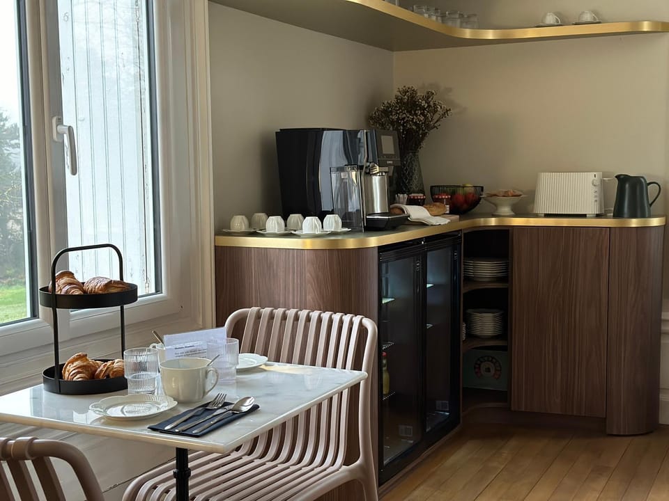 Coffee/tea facilities, Food and drinks, Dining area, Food, Breakfast, toaster