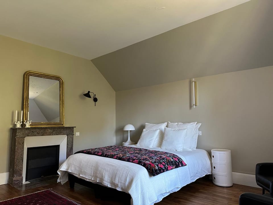 Bed, Photo of the whole room, Bedroom