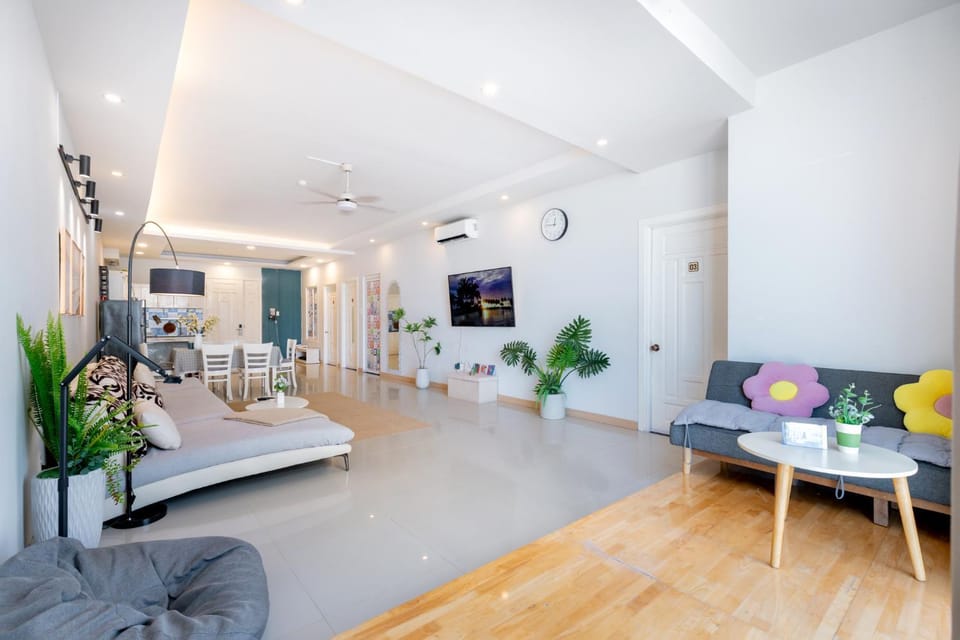 TV and multimedia, Living room, Seating area, air conditioner