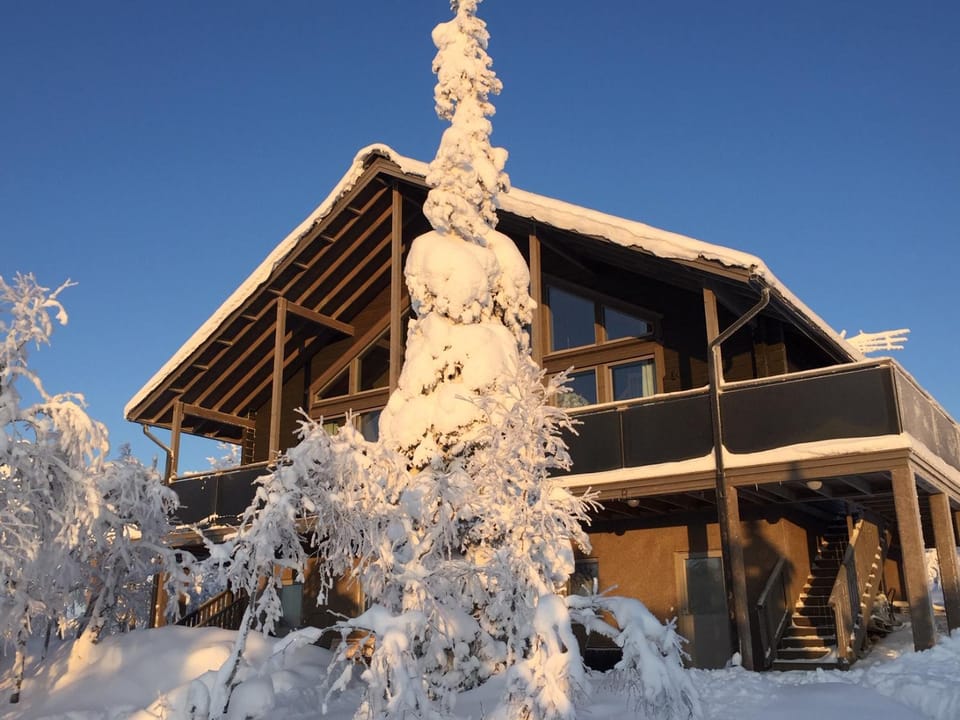 Property building, Facade/entrance, Day, Natural landscape, Winter, pet friendly