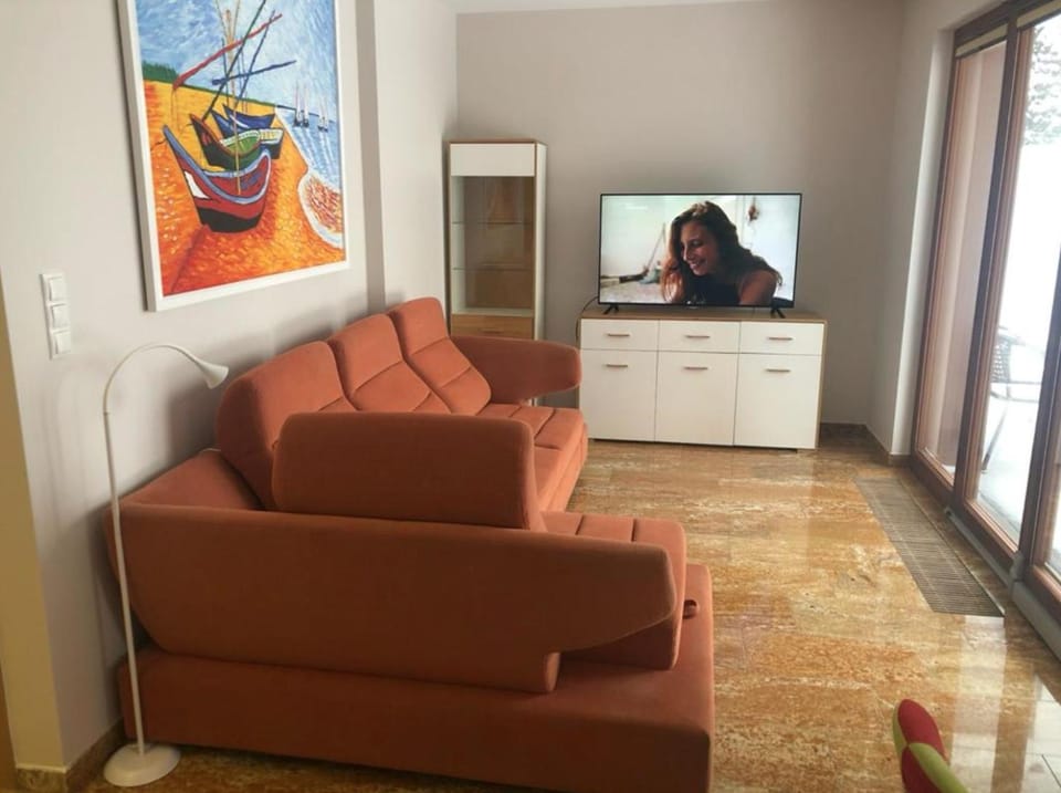 TV and multimedia, Living room, Seating area, Evening entertainment